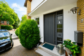 Geräumig, sehr hell und bezugsfrei: Familienfreundliche DHH mit Garten-Oase in Frechen-Königsdorf! - Hauseingang und Stellplatz