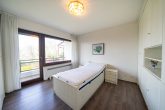 Exklusives Wohnensemble mit Pool, Traumgarten & flexiblen Nutzungsmöglichkeiten in Leichlingen - Schlafzimmer Whg Nr. 1
