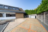 Exklusives Wohnensemble mit Pool, Traumgarten & flexiblen Nutzungsmöglichkeiten in Leichlingen - Zufahrt