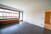 Exklusives Wohnensemble mit Pool, Traumgarten & flexiblen Nutzungsmöglichkeiten in Leichlingen - Wohnbereich mit Zugang zum Wintergarten Whg Nr. 2