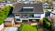 Exklusives Wohnensemble mit Pool, Traumgarten & flexiblen Nutzungsmöglichkeiten in Leichlingen - Rückansicht