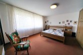 Traumlage in Bergheim! Familiengerechtes Eigenheim mit viel Platz und Einliegerwohnung im Grünen - Schlafzimmer