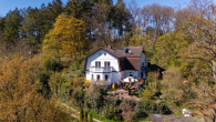 Exklusives Landhaus in idyllischer Alleinlage - historischer Charme trifft auf pure Natur - Drohnenaufnahme