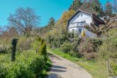 Exklusives Landhaus in idyllischer Alleinlage - historischer Charme trifft auf pure Natur - Hauszufahrt