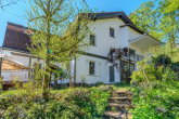 Exklusives Landhaus in idyllischer Alleinlage - historischer Charme trifft auf pure Natur - Haus Seitenansicht