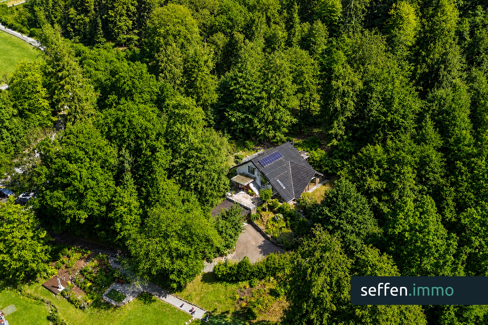 Architektonisches Unikat mit Waldgrundstück in Burscheid-Landscheid