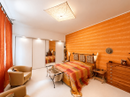 Architektonisches Unikat mit Waldgrundstück in Burscheid-Landscheid - Schlafzimmer - original möbliert