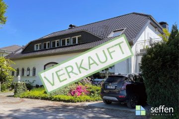 **Wohnen im Grünen: Stilvolle Landhausvilla mit zwei Wohneinheiten für gehobene Ansprüche**, 47839 Krefeld, Mehrfamilienhaus