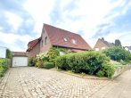 Energieeffizienzklasse A: Großzügiges EFH mit 2 Garagen und neuer Wärmepumpe in Bergheim-Büsdorf - Strassenseite links