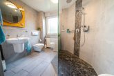 Energieeffizienzklasse A: Großzügiges EFH mit 2 Garagen und neuer Wärmepumpe in Bergheim-Büsdorf - Bad en Suite