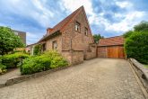 Energieeffizienzklasse A: Großzügiges EFH mit 2 Garagen und neuer Wärmepumpe in Bergheim-Büsdorf - Strassenseite rechts