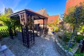 Energieeffizienzklasse A: Großzügiges EFH mit 2 Garagen und neuer Wärmepumpe in Bergheim-Büsdorf - Terasse / Garten