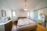 Modernes und ruhig gelegenes EFH mit PV, Speicher und Wallbox in Bergisch Gladbach Gronau - Schlafzimmer 1 OG
