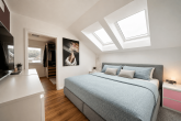 Exklusives KfW-40-Plus Einfamilienhaus mit Smart Home, Sauna & Doppelgarage in Bedburg-Kaster - Elternschlafzimmer mit Ankleide