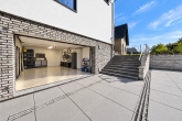 Ankommen und wohlfühlen: modernes Einfamilienhaus mit Kamin, Garten und Garage in Hürth-Kendenich - Außenansicht / Garage