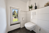 Ankommen und wohlfühlen: modernes Einfamilienhaus mit Kamin, Garten und Garage in Hürth-Kendenich - Bad 1. OG