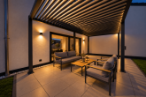 Ankommen und wohlfühlen: modernes Einfamilienhaus mit Kamin, Garten und Garage in Hürth-Kendenich - Pergola-Terrasse