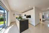 Ankommen und wohlfühlen: modernes Einfamilienhaus mit Kamin, Garten und Garage in Hürth-Kendenich - Offene Küche, Ess- und Wohnbereich