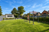 Ankommen und wohlfühlen: modernes Einfamilienhaus mit Kamin, Garten und Garage in Hürth-Kendenich - KI-Beispielbild - Garten