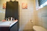 Geräumig & energieeffizient: Gepflegte DHH mit viel Platz & sonnigem Garten zentral im Kölner Süden! - Gäste-WC