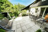 VIDEO:Ruhig & uneinsehbar: Große ETW mit Pool & viel Platz im Grünen - Wohngefühl wie im Landhaus - Ansicht Eingang Terrasse