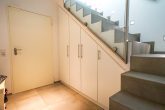 Energieeffizient, luxuriös & modern: Architektenhaus mit Domblick in Ruhiglage von Bergisch Gladbach - Stauraum UG Treppe