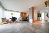 Energieeffizient, luxuriös & modern: Architektenhaus mit Domblick in Ruhiglage von Bergisch Gladbach - Wohn- und Esszimmer-Wohnzimmer