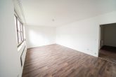 *Videobesichtigung* Erstbezug nach Sanierung: 2 Zi.-Wohnung mit Balkon & TG-Stellplatz in Troisdorf - Wohnzimmer (2)