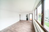 *Videobesichtigung* Erstbezug nach Sanierung: 2 Zi.-Wohnung mit Balkon & TG-Stellplatz in Troisdorf - Wohn- & Essbereich