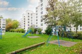 *Videobesichtigung* Erstbezug nach Sanierung: 2 Zi.-Wohnung mit Balkon & TG-Stellplatz in Troisdorf - Spielplatz Außenanlage